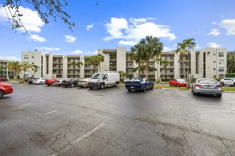 9340 Lagoon Place Davie FL 33324