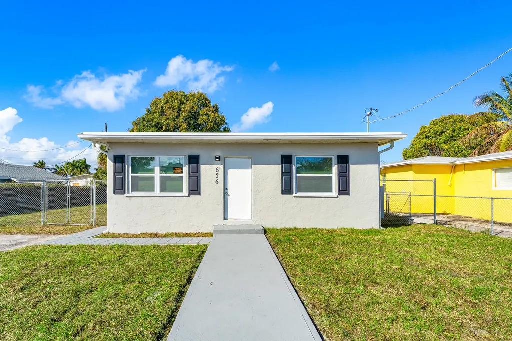656 W 6th Street Riviera Beach FL 33404