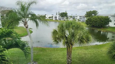304 Wellington E West Palm Beach FL 33417