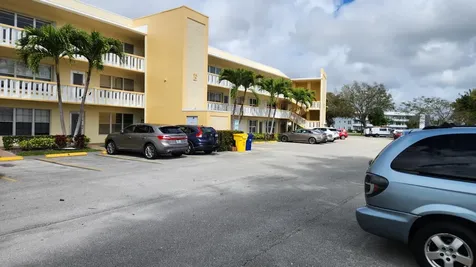 304 Wellington E West Palm Beach FL 33417