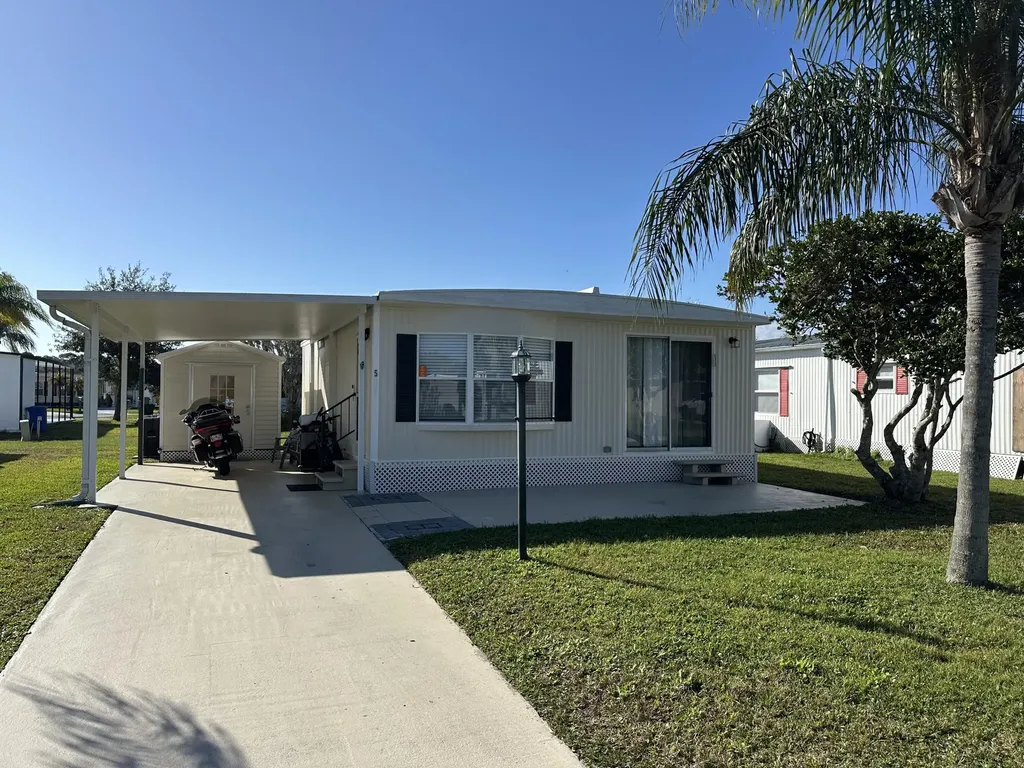5 Universidad Lane Port Saint Lucie FL 34952