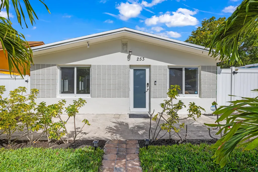 253 Sw 2nd Court Deerfield Beach FL 33441