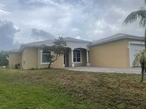 2643 SW Harem Circle Port Saint Lucie FL 34953