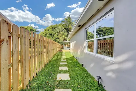 240 Nw 9th Avenue Delray Beach FL 33444