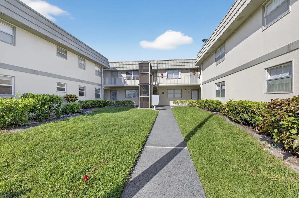 60 Brittany Delray Beach FL 33446