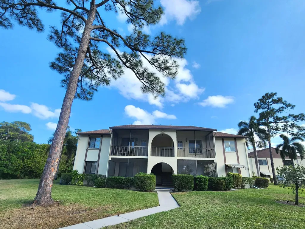 310 Knotty Pine Circle Greenacres FL 33463