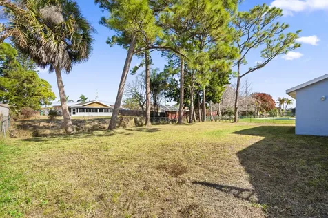 241 Se Starfish Port Saint Lucie FL 34984