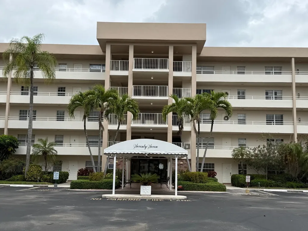 3930 Oaks Clubhouse Drive Pompano Beach FL 33069