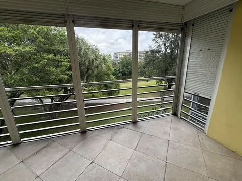 3930 Oaks Clubhouse Drive Pompano Beach FL 33069