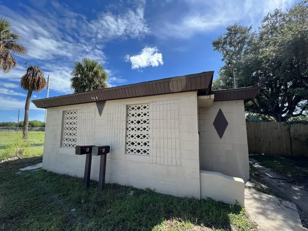 806 N 25th Street Fort Pierce FL 34947