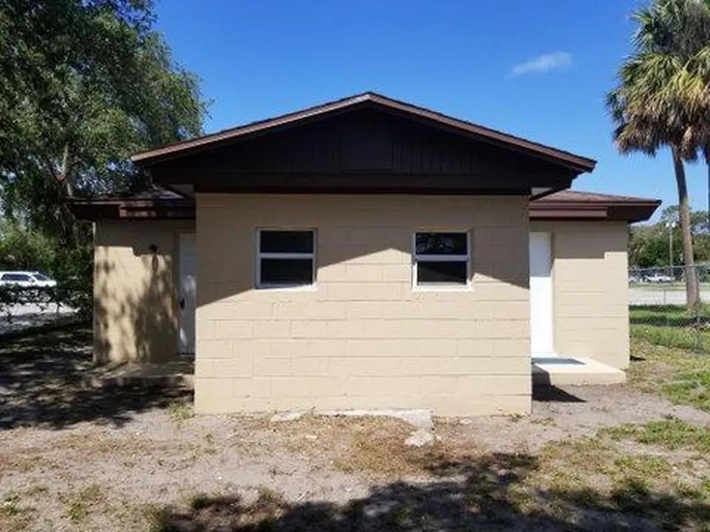 806 N 25th Street Fort Pierce FL 34946