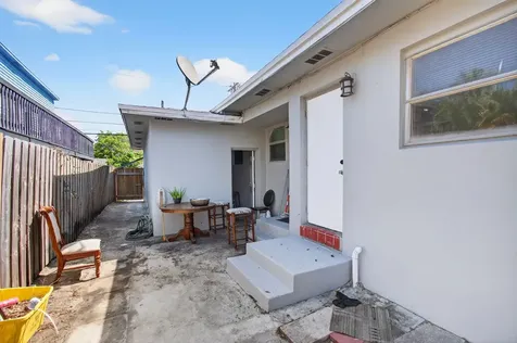 512 N 9th Avenue Lake Worth Beach FL 33460