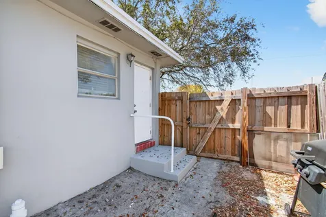 512 N 9th Avenue Lake Worth Beach FL 33460