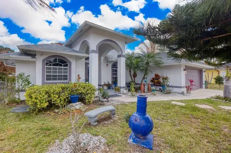 662 Sw Dwight Avenue Port Saint Lucie FL 34983