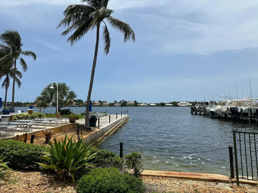 160 Yacht Club Way Hypoluxo FL 33462