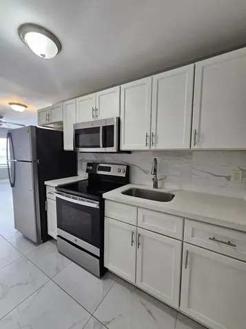 933 W 7th Street Riviera Beach FL 33404