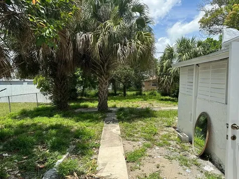 1046 30th Court West Palm Beach FL 33407