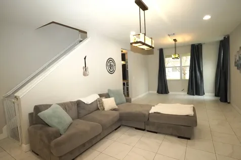1271 Nw Leonardo Circle Port Saint Lucie FL 34986
