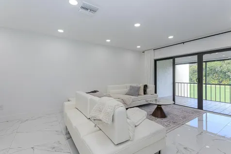 8545 Casa Del Lago Boca Raton FL 33433
