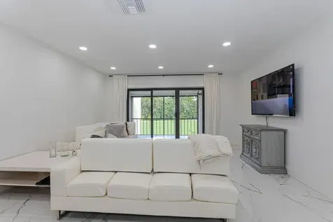 8545 Casa Del Lago Boca Raton FL 33433