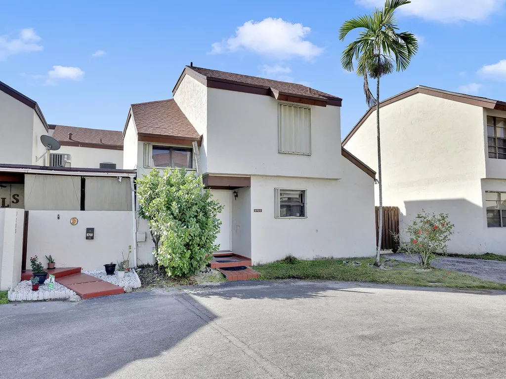 9702 Nw 5th Lane Miami FL 33172