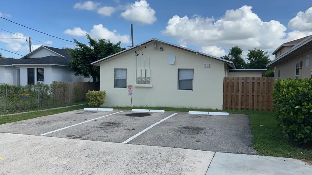 907 8th Street West Palm Beach FL 33401