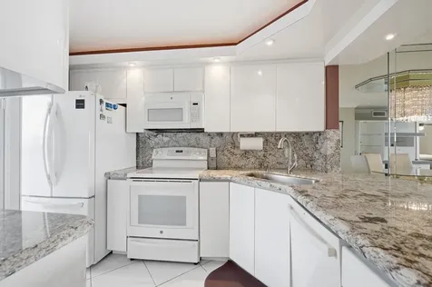 2731 Ne 14th Street Causeway Pompano Beach FL 33062