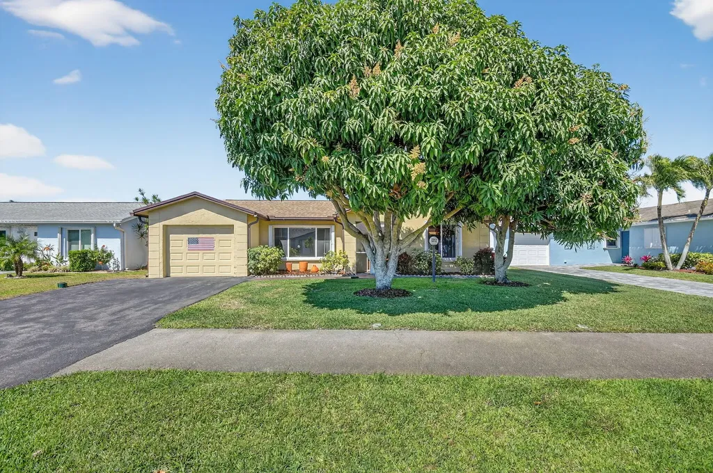 7352 Pine Forest Circle Lake Worth FL 33467