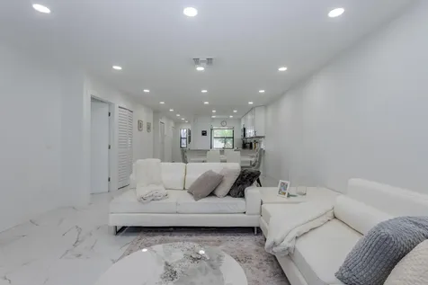 8545 Casa Del Lago Boca Raton FL 33433