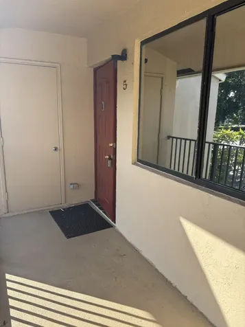110 SE 7th St- Unit 5 Bldg 110 Deerfield Beach FL 33441