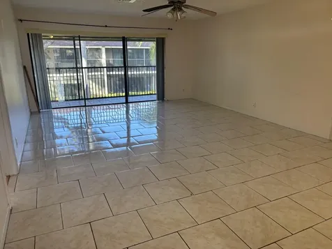 110 SE 7th St- Unit 5 Bldg 110 Deerfield Beach FL 33441