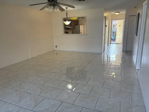 110 SE 7th St- Unit 5 Bldg 110 Deerfield Beach FL 33441