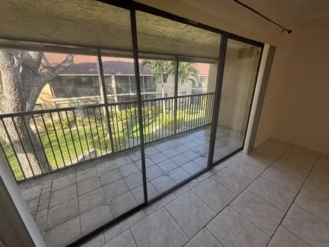 110 SE 7th St- Unit 5 Bldg 110 Deerfield Beach FL 33441