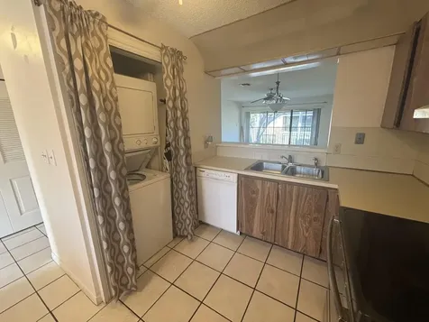 110 SE 7th St- Unit 5 Bldg 110 Deerfield Beach FL 33441