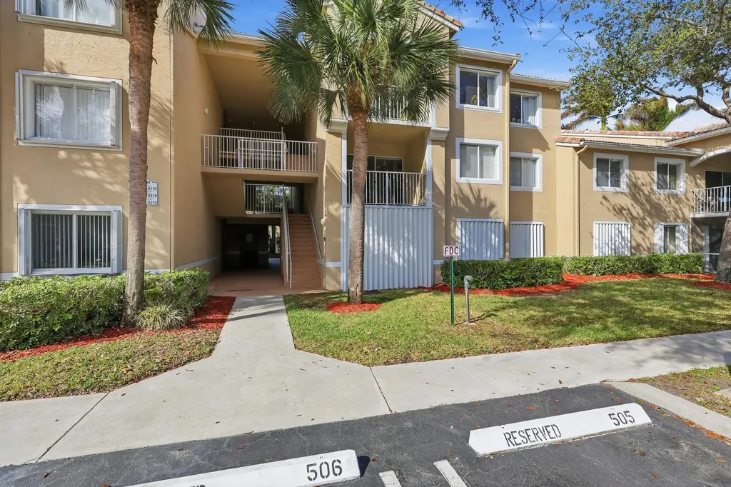 284 Village Boulevard Tequesta FL 33469