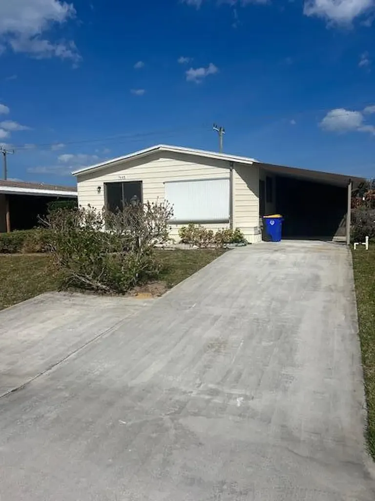 7445 SE Independence Avenue Hobe Sound FL 33455