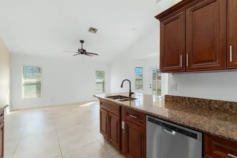 434 Sw Lacroix Avenue Port Saint Lucie FL 34953