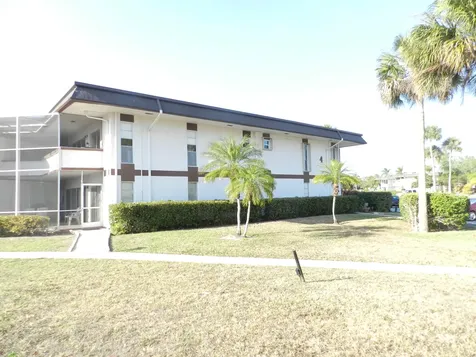 4 Greenway Village N Royal Palm Beach FL 33411