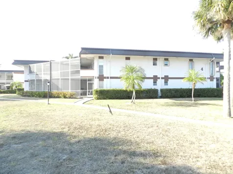 4 Greenway Village N Royal Palm Beach FL 33411