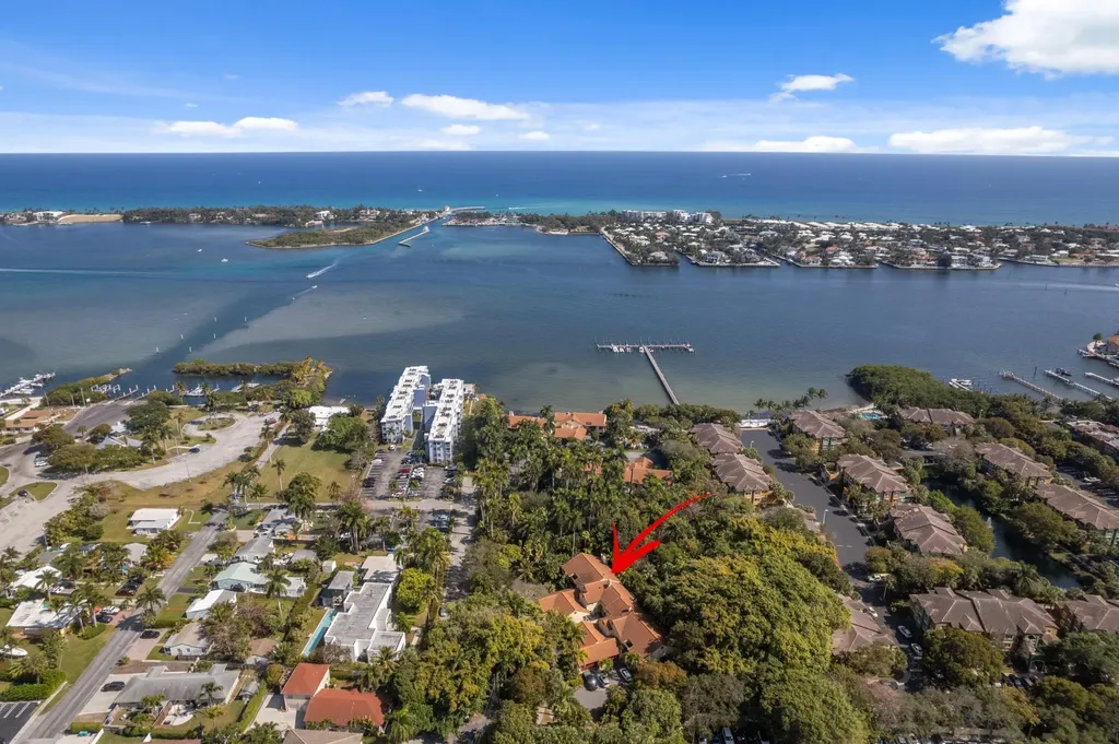 16 Via Lago Boynton Beach FL 33435