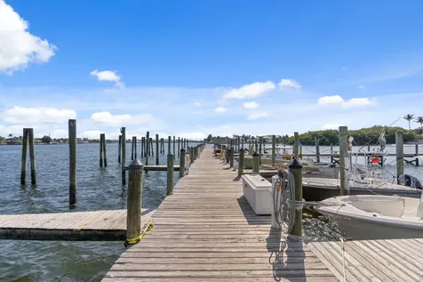 16 Via Lago Boynton Beach FL 33435