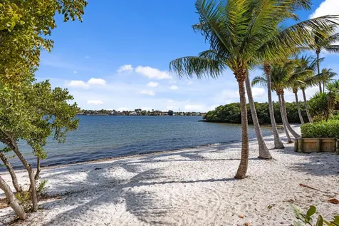 16 Via Lago Boynton Beach FL 33435