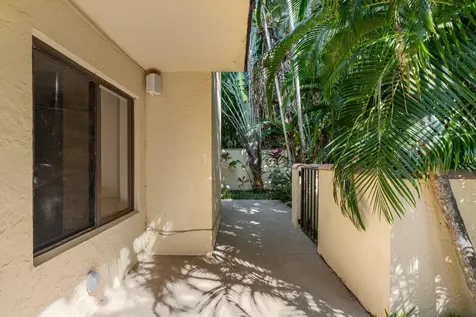 16 Via Lago Boynton Beach FL 33435