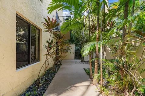 16 Via Lago Boynton Beach FL 33435