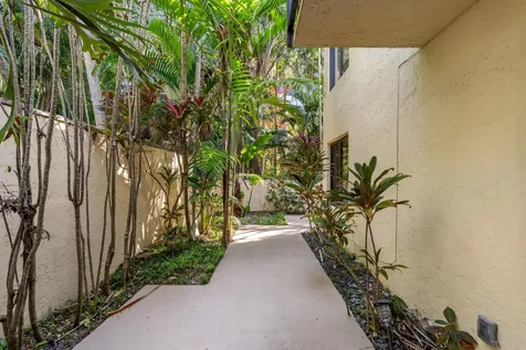 16 Via Lago Boynton Beach FL 33435