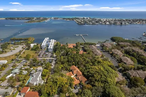16 Via Lago Boynton Beach FL 33435