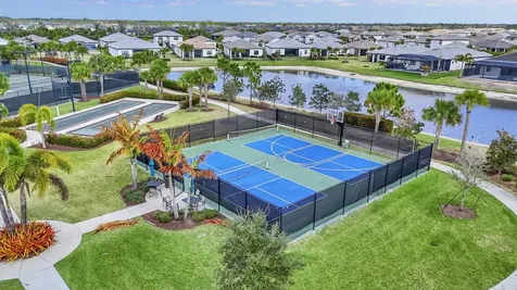 479 Se Vallarta Drive Port Saint Lucie FL 34984