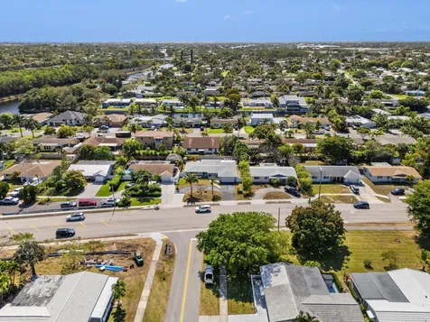 1042 Sw 23rd Avenue Boynton Beach FL 33426