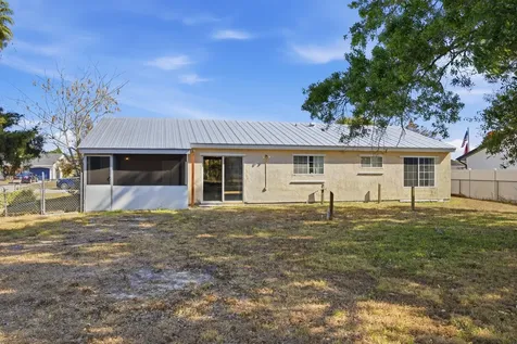 402 Sw Eastport Circle Port Saint Lucie FL 34953