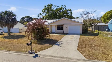 402 Sw Eastport Circle Port Saint Lucie FL 34953
